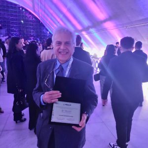 Professor Fernando Laurindo recebe prêmio do CREA-SP em reconhecimento à sua atuação na Engenharia